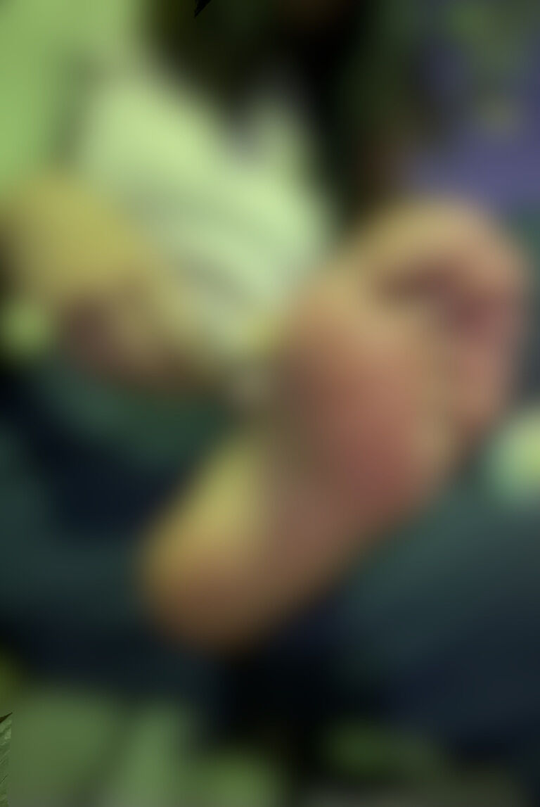 夜のお散歩中に公園で足裏見せつけ画像♡