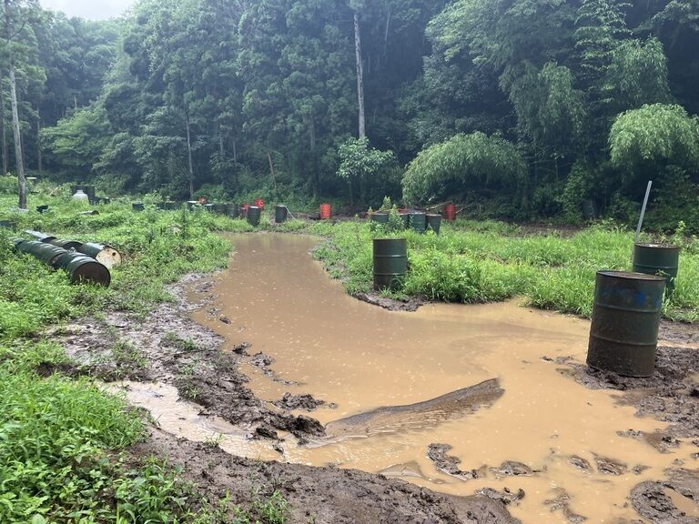 大雨の中の泥んこ