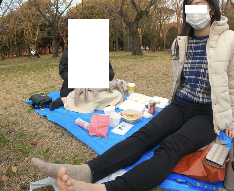 動画無料プレゼントです 冬の公園で色白で可愛いOLさんに足つぼさせていただきました その2【本編お顔ぼかし無し】