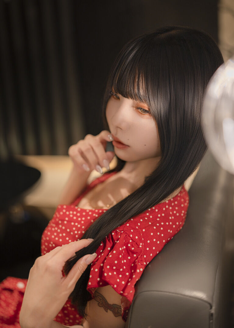 美波うみ 𝟭𝘀𝘁デジタル写真集『あなただけ』発売です🍷♡