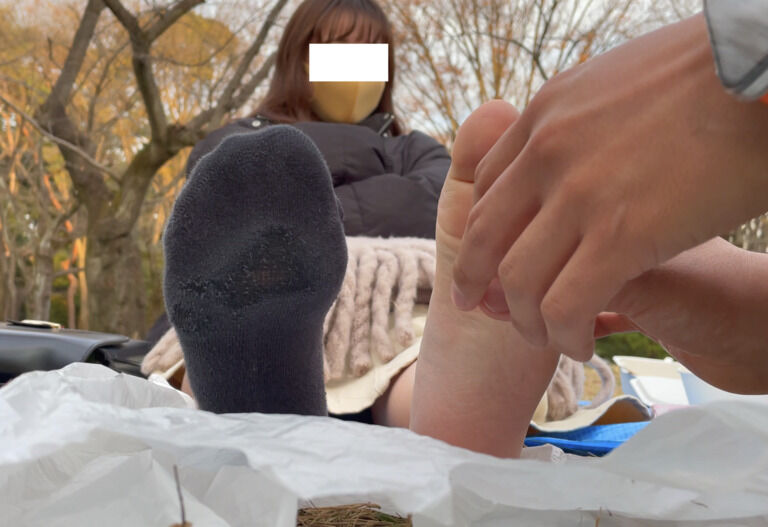 冬の公園で色白で可愛いOLさんに足つぼさせていただきました【本編お顔ぼかし無し】