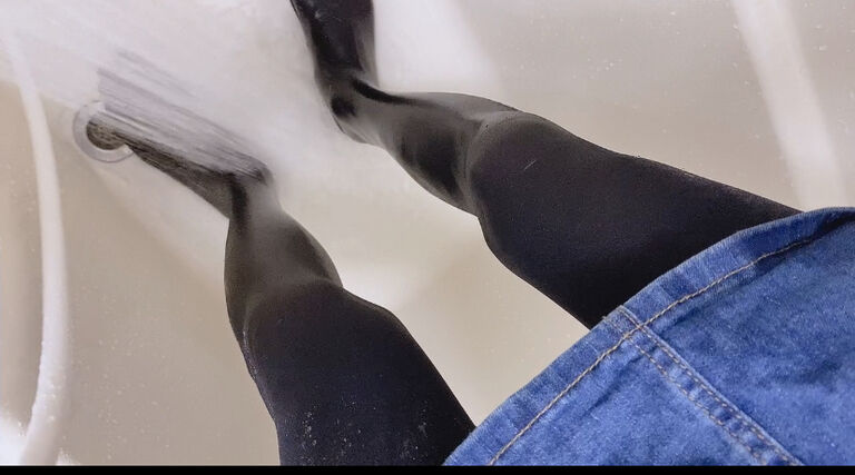 女装したままシャワーを股に当て気持ちよくなる男の娘